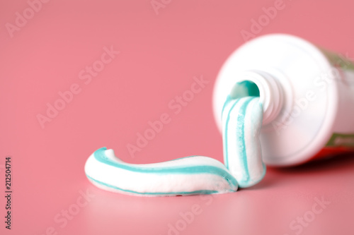 Photo Tooth paste close up on pink background