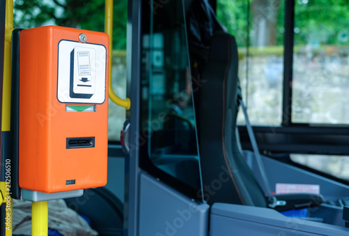 Tableau sur toile Ticketentwerter in einem Bus – Nahaufnahme mit viel Copyspace