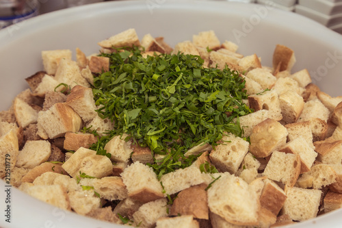 Zubereitung von Semmelknödeln