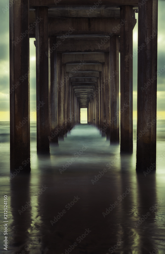 Obraz premium Seascape with pier