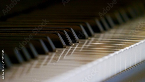 Klaviertastatur Ausschnitt schwarze Tasten sich spiegelnd