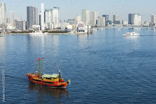 東京湾に浮かぶ遊覧船と背景の都市景観