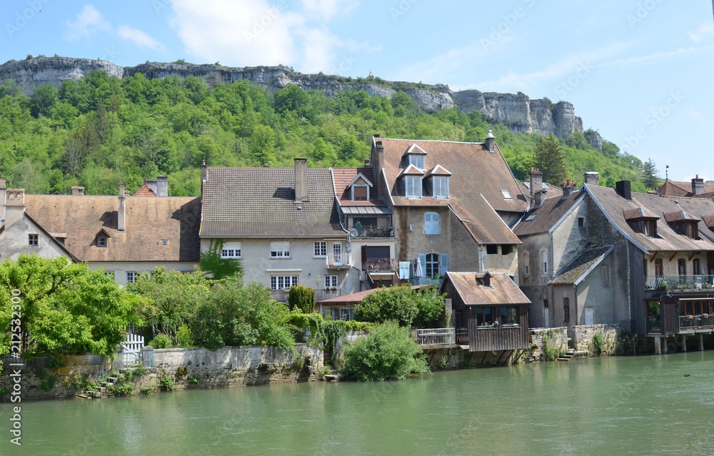 Ornans, sur la Loue, commune du Doubs, massif du Jura, France