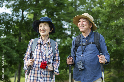 トレッキングするシニア夫婦