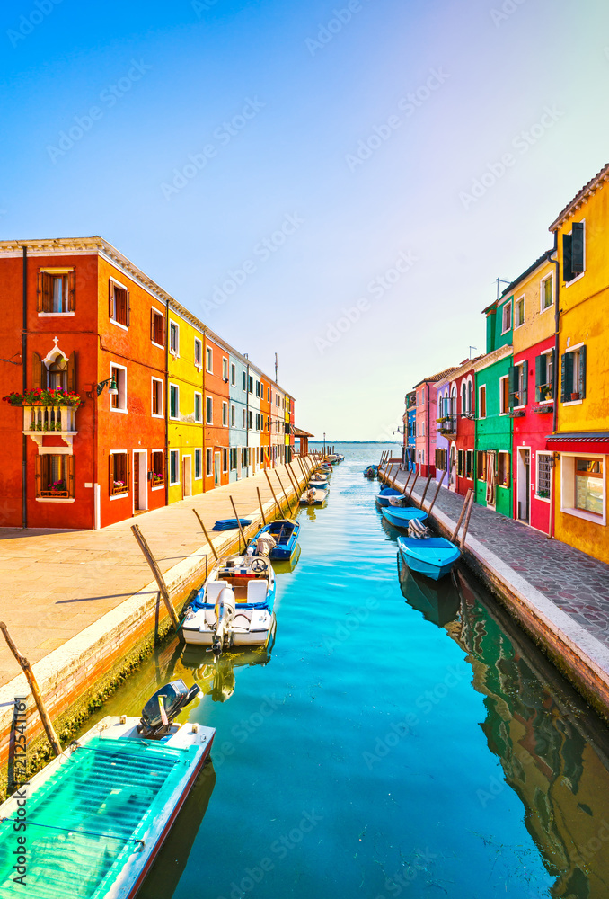 Fototapeta premium Punkt orientacyjny Wenecji, kanał na wyspie Burano, kolorowe domy i łodzie, Włochy