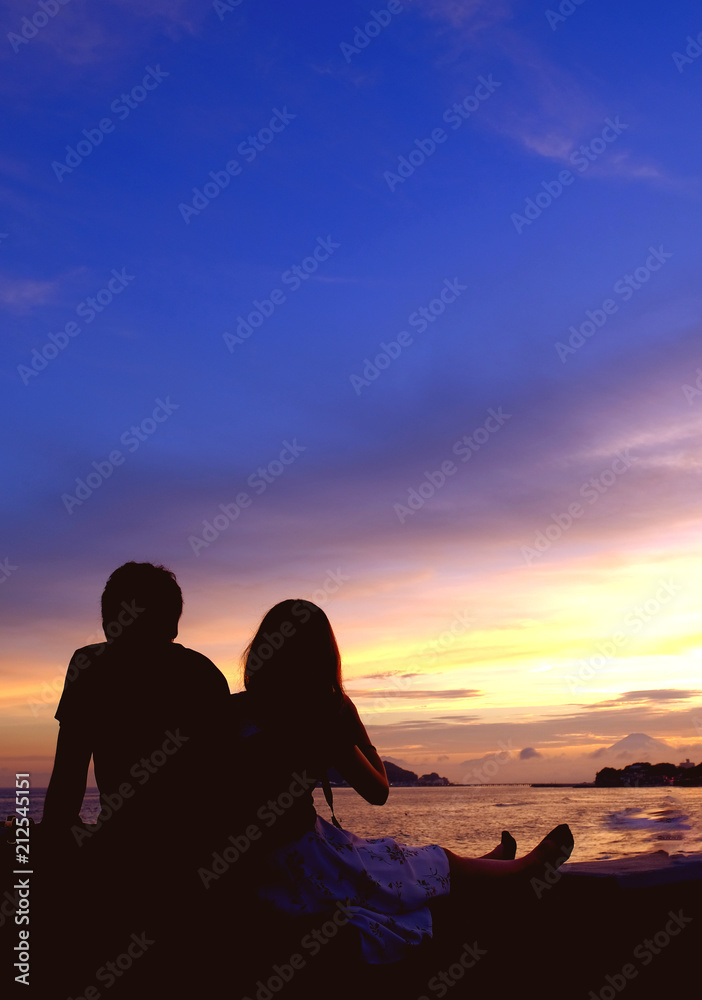 七里ヶ浜から夕焼けを見る恋人たち