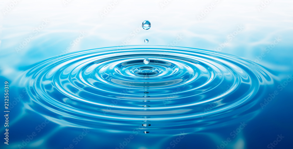 Fototapeta Krople wody i fale z niebieskim odbiciem
