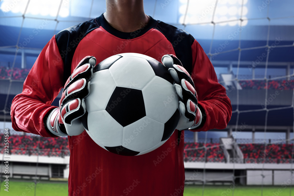 Obraz premium Soccer goalkeeper holding soccer ball