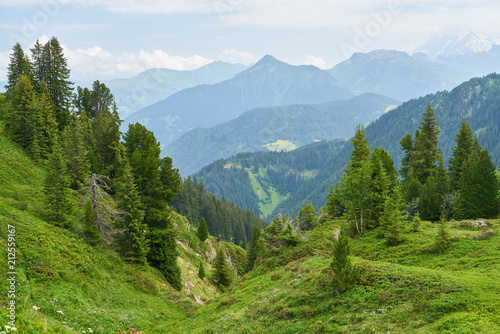 Blick durch Tal auf Berge in den Alpen