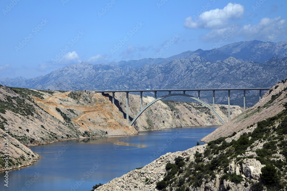 Brücke Maslenica mit Karstlandschaft und Velebit Gebirge, Kroatien, Europa