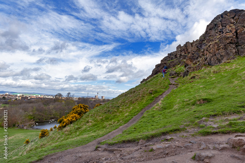 Quadro em tela A hillwalking route through grassy slopes up to Arthur’s Seat, the highest point