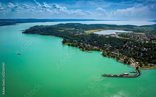 Foto Tihany, Hungary - Aerial panoramic view of Lake Balaton with the Benedictine Monastery (Tihany Abbey, Tihanyi Apatsag) on top of the hill