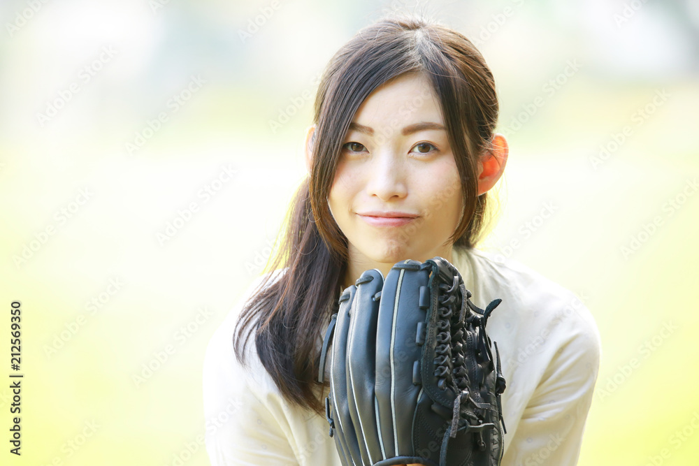 キャッチボールする女性