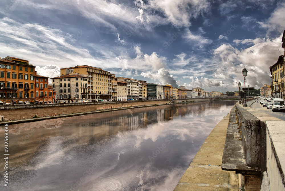 Lungo il fiume Arno a Pisa