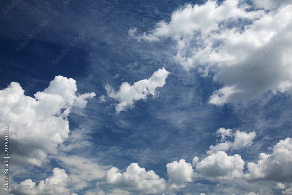 Obraz premium blue sky background with white clouds