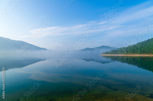 朝靄の野反湖