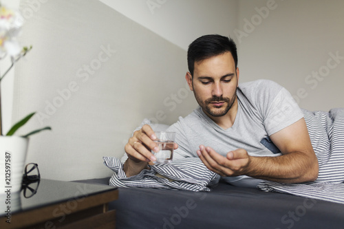 Valokuva Man taking sleeping pills