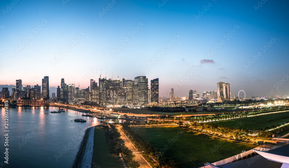 Fototapeta premium Singapur panoramę w wieczór, widok z otwartego pokładu statku wycieczkowego