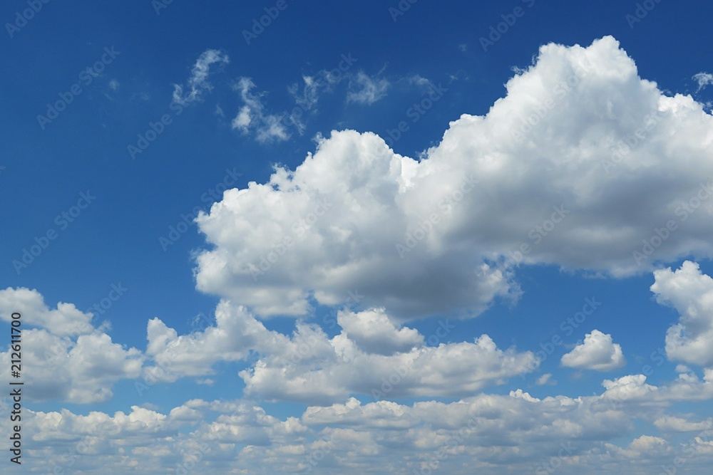 Obraz premium Beautiful cloudscape in blue sky, natural background