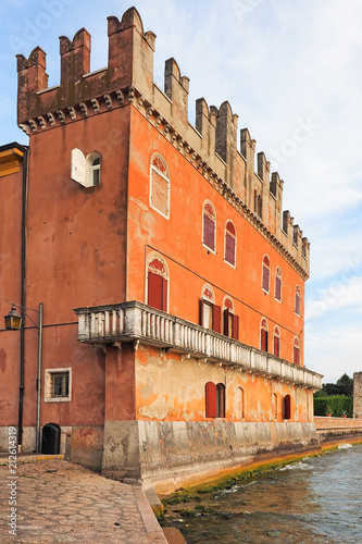 Altes Palazzo mit Schwalbenschwanzzinnen in Lazise am Ufer des Gardasees photo