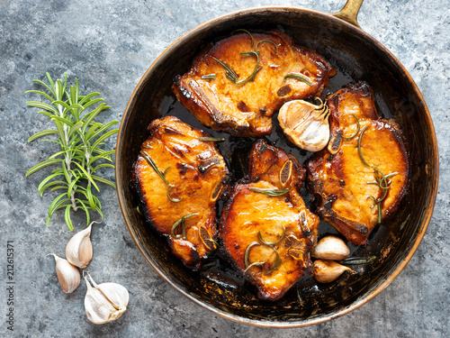 Fotomural rustic pan fried pork chops