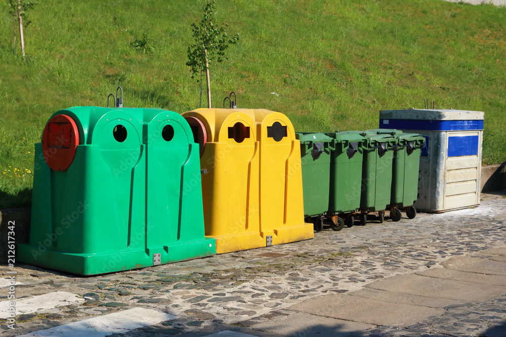 contenedores de basura para reciclar papel, cartón, plásticos, latas, vidrio y pilas contenedores de basura para reciclar papel, cartón, plásticos, latas, vidrio y pilas