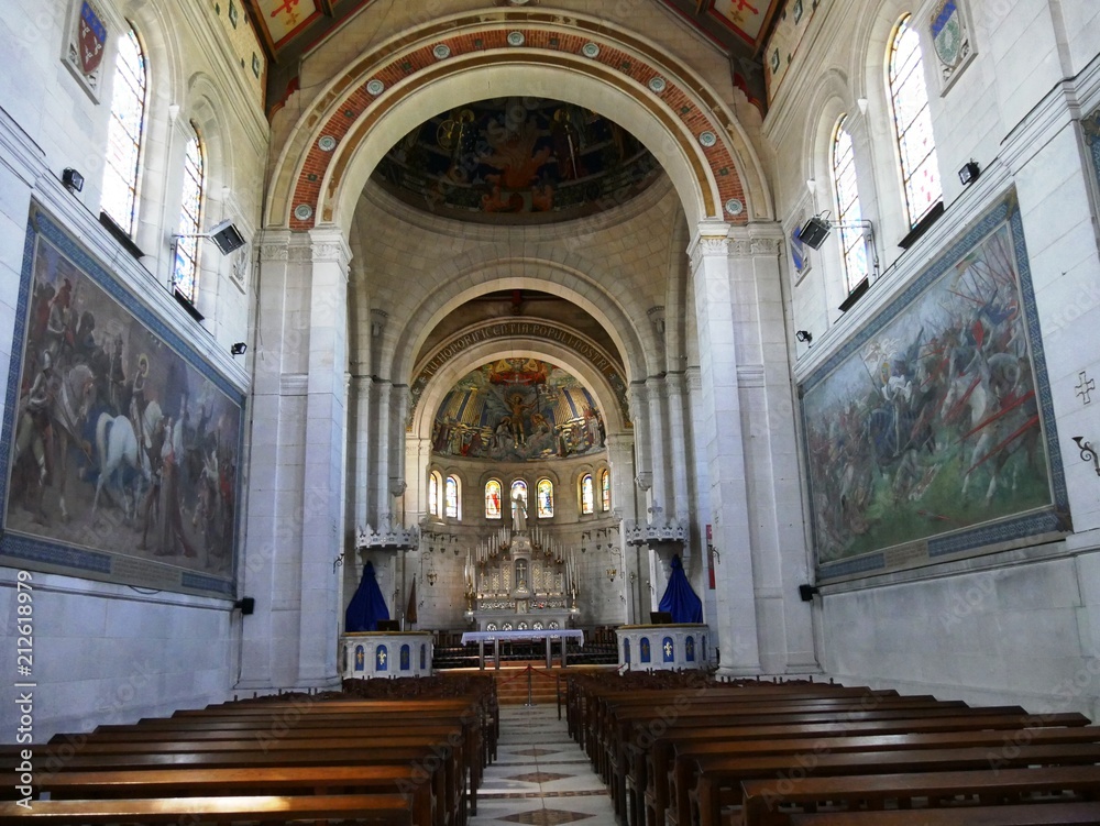 Intérieur de la basilique du Bois-Chenu à Domrémy la Pucelle. Vosges. France