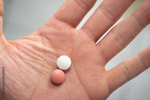 Tabletten Medikamenten in der Hand