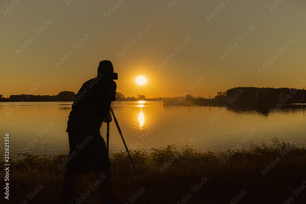 Silhouette von einem Fotografen beim Sonnenuntergang am Rhein