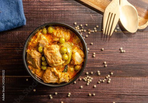 thai red curry with pork and green tomato