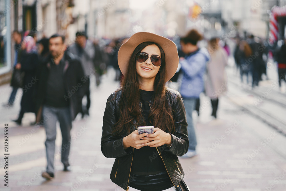 Fototapeta premium girl with phone in istanbul