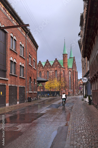 Старинная улочка Орхуса 19 века из красного кирпича и средневековый собор Орхуса. Дания