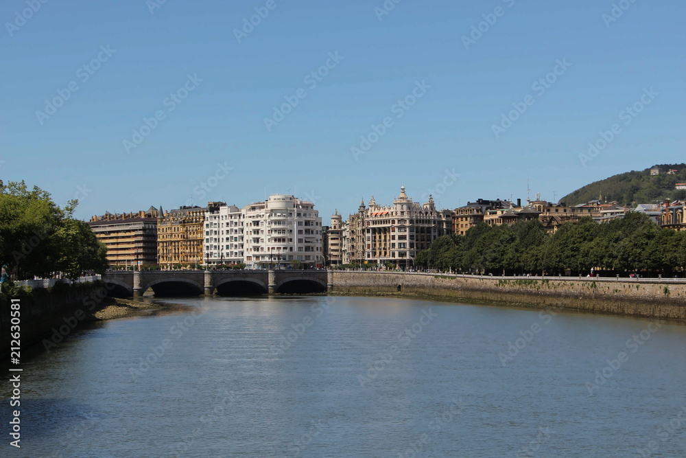 SanSebastian, Baskenland, Blick von der Puente de Maria Christina über den Rio Urumea nach Norden