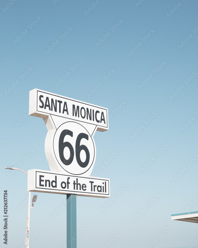 Obraz premium Route 66 ending sign in Santa Monica, California