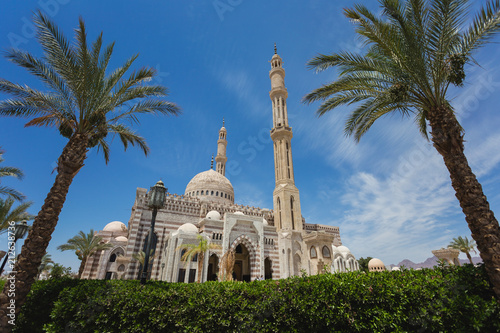 Fotografía Horizontal color photography of Al Mustafa Mosque in Sharm El Sheikh, Egypt