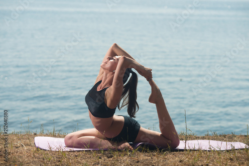 Tablou pe pânză Young woman doing yoga