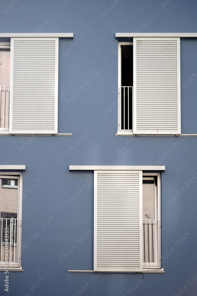 Verschiebbare Jalousien / Die moderne Fassade eines Wohnhauses mit  Fensterreihen und verschiebbaren Jalousien. Stock Photo | Adobe Stock