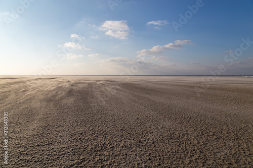 Driftender Sand am Strand von Spiekeroog bei Starkwind