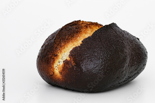 Schwarzes verbranntes Brötchen photo