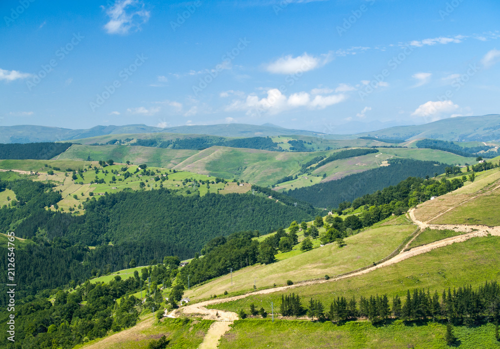 Contraste de verdes en un valle de Cantabria en Vega de Pas bajo cielo azul Contraste de verdes en un valle de Cantabria en Vega de Pas bajo cielo azul