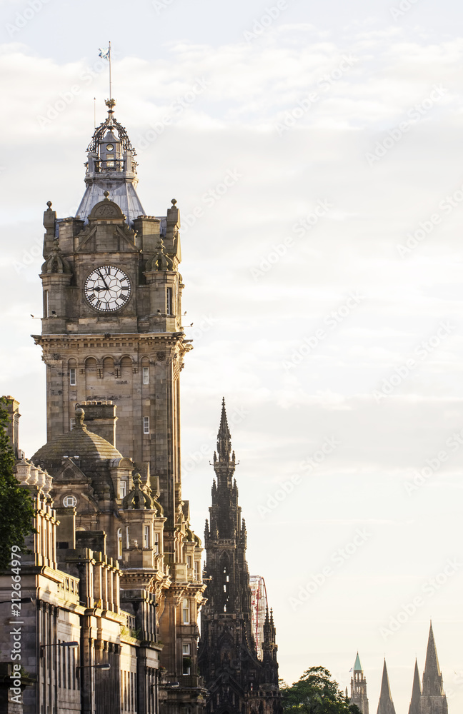Obraz premium Clock Tower and Scott Monument