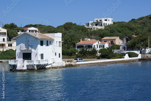 Una casa blanca la lado del mar