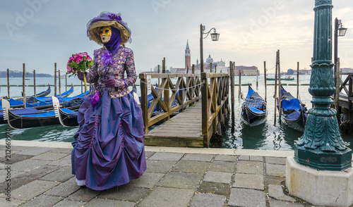 Venice carneval mask with roses © Jani