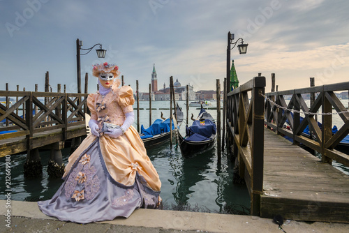 Venice carneval mask and gondola © Jani