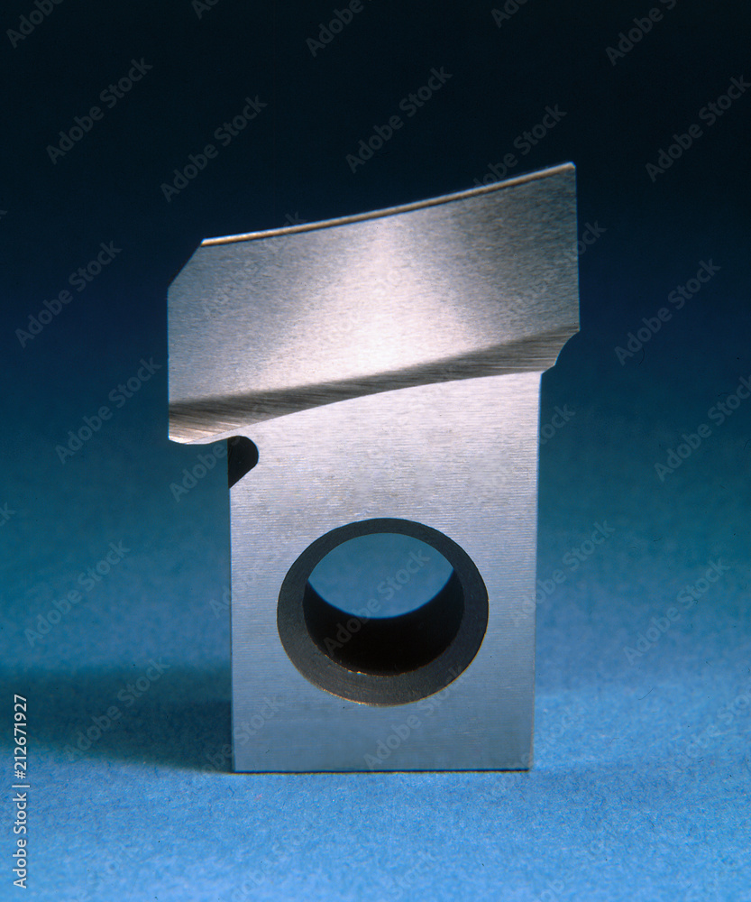 Obraz premium Nóż ze stali narzędziowej, twardy 