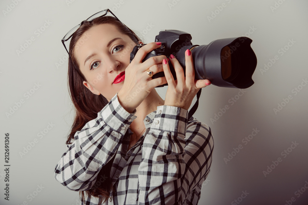 Obraz premium Woman-photographer takes images,