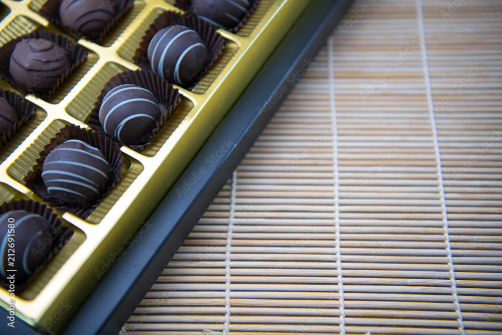 Naklejka premium Different types of chocolates in a box.