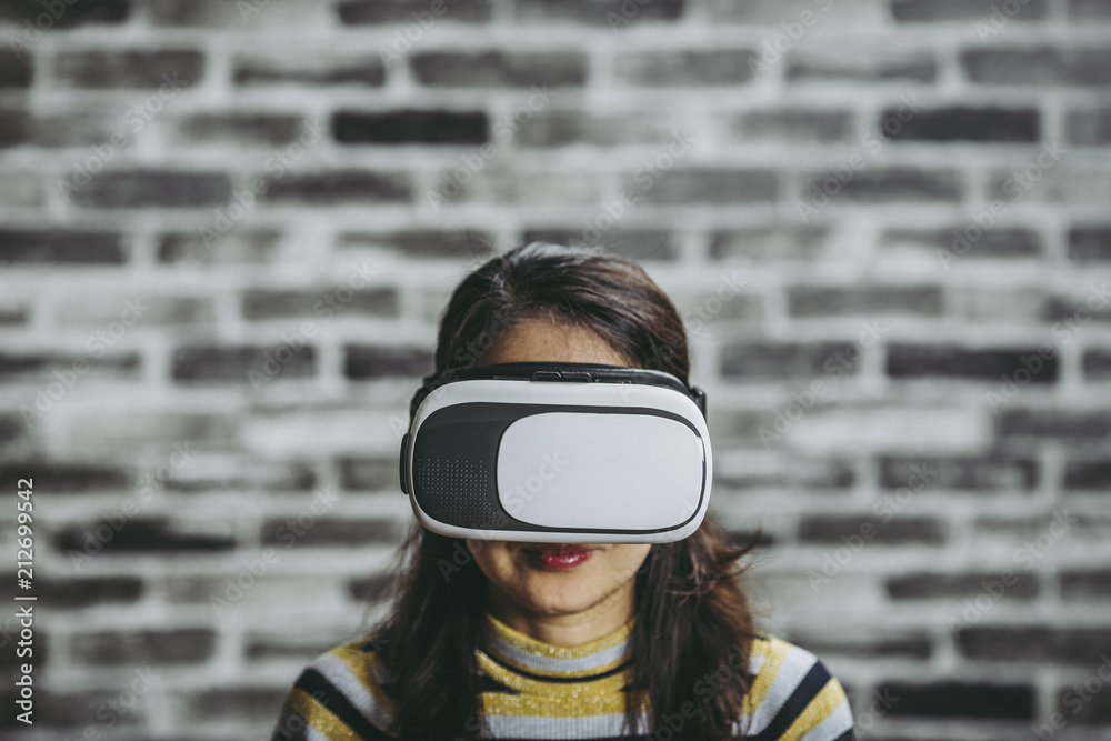 VRを楽しむ女性 VRを楽しむ女性