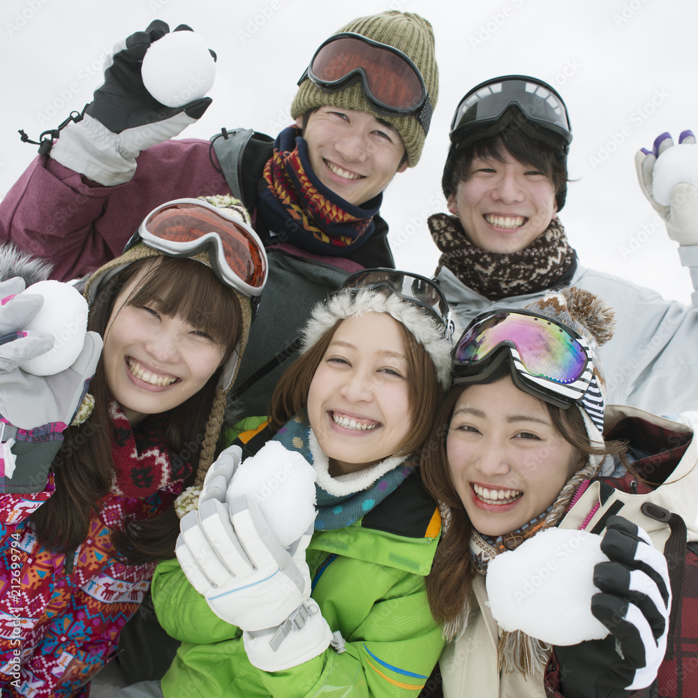 雪玉を持ち微笑む若者たちstock Photo Adobe Stock 雪玉を持ち微笑む若者たちstock Photo Adobe Stock
