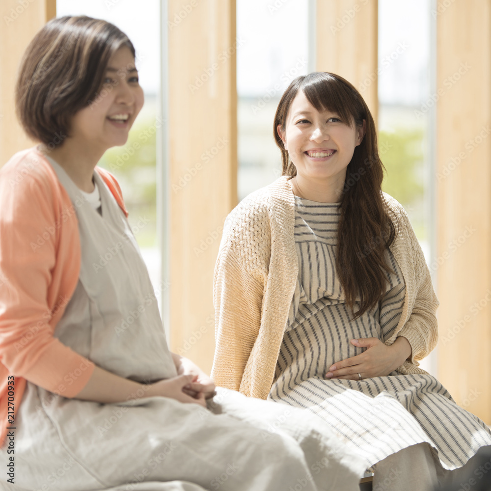 待合室で談笑をする妊婦